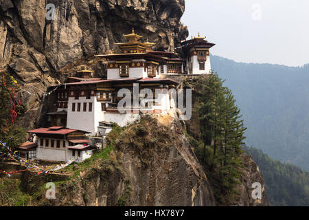 Der Tiger Nest Kloster oder Taktsang Goemba, befindet sich das Himalayan Bhuddist Kloster thront auf steilen Klippen 900 Meter über dem Boden von Paro Valle Stockfoto