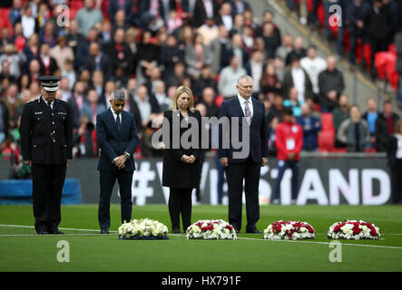 Kränze sind von Bürgermeister von London Sadiq Khan, Vorsitzender des FA Greg Clarke, Secretary Of State for Culture, Media and Sport Karen Bradley zusammen mit Craig Mackey, wirkenden Metropolitanpolizei Kommissar für die Opfer des Westminster-Terror-Anschlag vor der WM-Qualifikation-Spiel im Wembley Stadium, London. Stockfoto