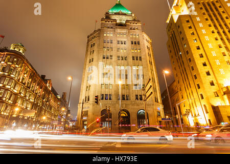 Shanghai, China - am 20. Dezember 2016, die nächtliche Szene der klassischen europäischen Architektur in den Bund, Shanghai bei Nacht. Das Hotel liegt in den Bund (Waita Stockfoto