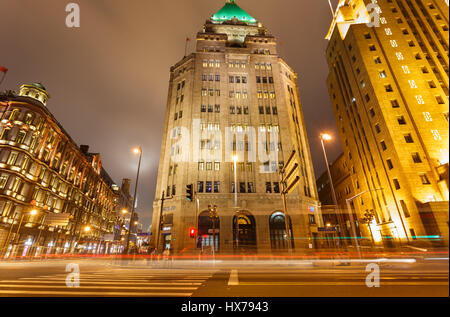 Shanghai, China - am 20. Dezember 2016, die nächtliche Szene der klassischen europäischen Architektur in den Bund, Shanghai bei Nacht. Das Hotel liegt in den Bund (Waita Stockfoto