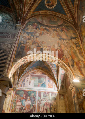 Allgemeine Ansicht der Fresken der Stiftskirche von San Gimignano Stockfoto