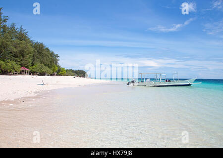 Traditionelles Boot am Strand von Gili Meno Insel, Indonesien Stockfoto