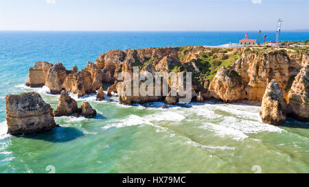 Luftaufnahmen von Ponte Piedade mit dem Leuchtturm in Lagos Portugal Stockfoto