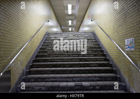 Blick von der u-Bahn unter Boden-Treppen-Passage Weg Stockfoto