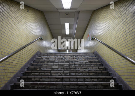 Blick von der u-Bahn unter Boden-Treppen-Passage Weg Stockfoto