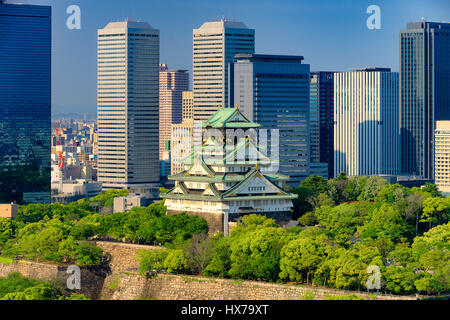 Himeji als Burg von Osaka gegen den Skyscrapper bekannt. Stockfoto