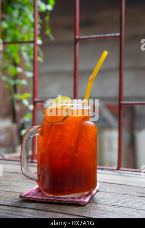 Eistee Zitrone Limette auf Vitage Tisch in einen Krug Stockfoto