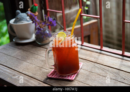 Eistee Zitrone Limette auf Vitage Tisch in einen Krug Stockfoto