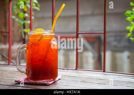 Eistee Zitrone Limette auf Vitage Tisch in einen Krug Stockfoto