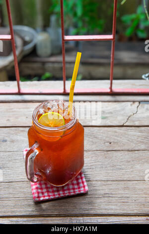 Eistee Zitrone Limette auf Vitage Tisch in einen Krug Stockfoto