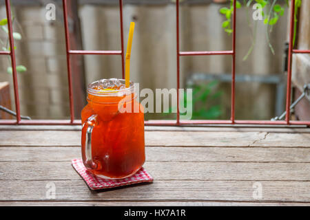 Eistee Zitrone Limette auf Vitage Tisch in einen Krug Stockfoto