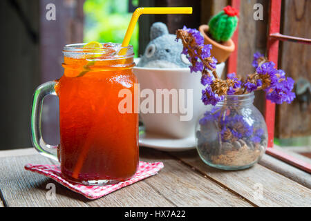 Eistee Zitrone Limette auf Vitage Tisch in einen Krug Stockfoto