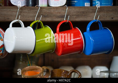 Bunte galvanisiertes Eisen Becher hängen in einem café Stockfoto