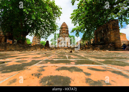 Buddha stand Kopf vor dem Ruin Ayutthaya, Thailand Stockfoto