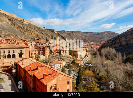 Blick über Albarricin, die Stadtmauern und das Tal an einem sonnigen Tag mit einem blauen Himmel mit Wolken. Teruel, Spanien. Stockfoto