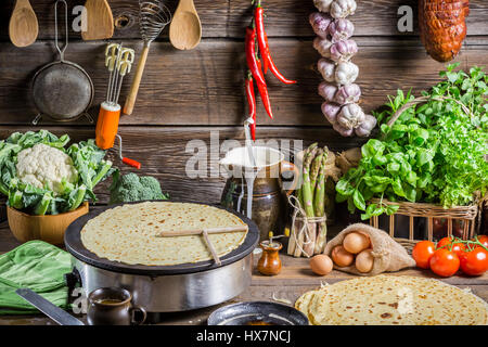 Hausgemachte Pfannkuchen auf dem Land in alten Holztisch Backen Stockfoto