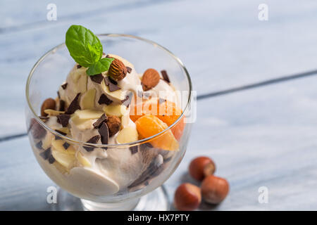 Erdnuss-Eis mit Früchten und Nüssen Stockfoto