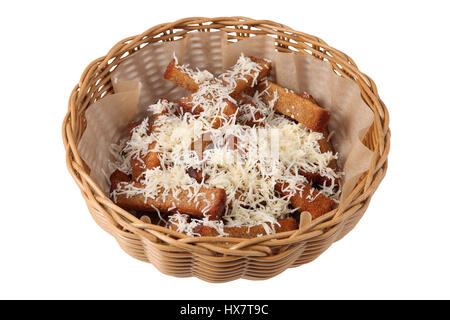 Beer snack gebratene Croûtons mit Käse auf Tiefe Wicker Korb Schüssel, isoliert auf weißem Hintergrund. Stockfoto