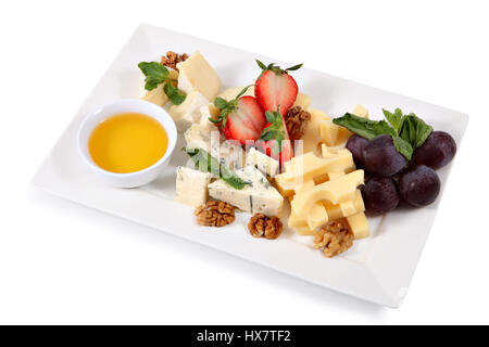 Käseplatte gemischt Käse, isoliert auf weißem Hintergrund Stockfoto