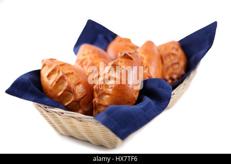 Essen im Restaurant, Patty stopfte in Weidenkorb, isoliert auf weißem Hintergrund. Stockfoto