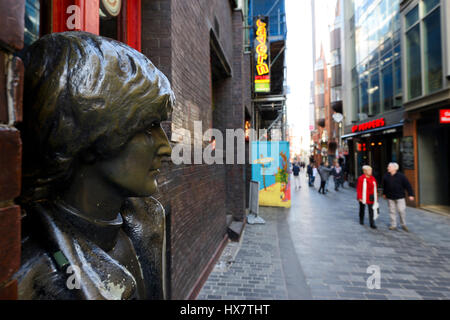 Bronzestatue von The Beatles-Mitglied John Lennon im Cavern Walks; Liverpool, ein wichtiges touristisches Atrraction für Besucher nach Liverpool und der nahe gelegenen Höhle Stockfoto