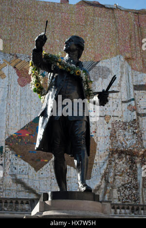 Statue von Joshua Reynolds von Alfred Drury an der Royal Academy Of Arts; im Rathaushof Annenberg, Burlington House, Piccadilly, London Stockfoto