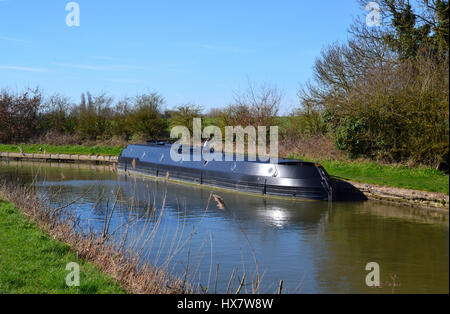 Graue futuristische Grachtenboot auf Grand Union Canal, Aston Clinton Stockfoto