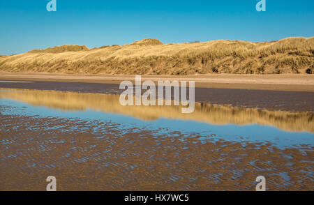 Reflexionen von Dünen auf wässriger Sandstrand an einem sonnigen Tag, Aberlady Nature Reserve, East Lothian, Schottland, Großbritannien Stockfoto