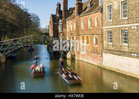 Mathematische Brücke mit Menschen Stochern in Punt Boote auf dem Fluss Cam, Cambridge, Großbritannien Stockfoto