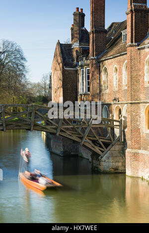 Mathematische Brücke mit Menschen Stochern in Punt Boote auf dem Fluss Cam, Cambridge, Großbritannien Stockfoto