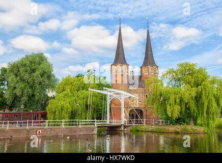 Das Osttor (Oostpoort) in Delft, ein Beispiel der Backsteingotik nördlichen europäischen Architektur, Niederlande Stockfoto