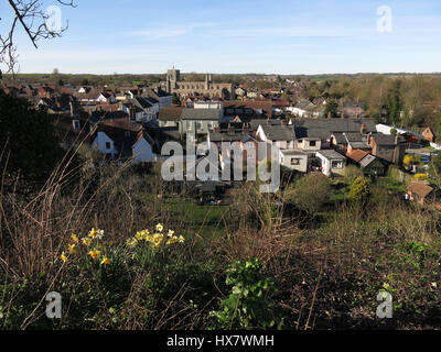 Ein Blick von Clare Castle mit Blick auf die kleine Stadt von Clare in Suffolk. Stockfoto
