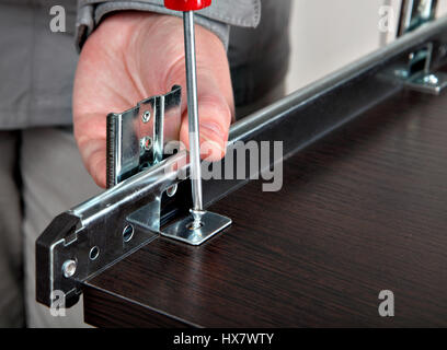 Neu ausrichten Sie, eine hölzerne Möbel Metall-Schublade Track, Montage Möbel Slide Rail Track Computer Schreibtisch Tastaturunterlage. Stockfoto