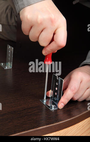 Installation von Möbelbeschläge, Halterung für die Gleitschienen Stockfoto