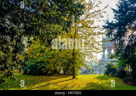 Kensington Gardens im Hyde Park mit dem Albert Memorial im Hintergrund Dunst Stockfoto