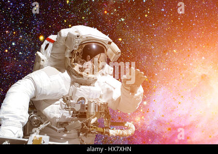 Astronaut im Weltraum vor dem Hintergrund der freien Weltraum. Stockfoto