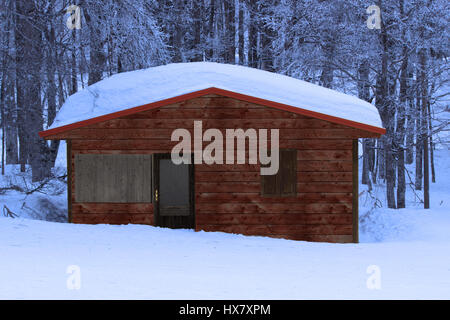 Ein aus Holz, schöne Häuschen unter dem Schnee in einem typischen Winter-Berg Stockfoto
