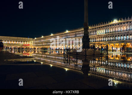 Der berühmten Piazza San Marco in Venedig in der Nacht, spiegelt sich in der "Acqua Alta" Wasser, das langsam den Platz Überschwemmungen ist Stockfoto