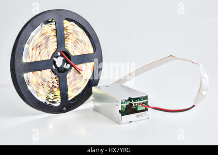 Close-up Spule leuchtenden LED-Streifen an den Konverter Spannung angeschlossen. Stockfoto