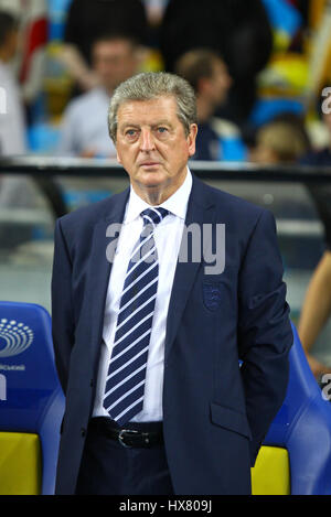 Kiew, UKRAINE - 10. September 2013: England National Football Teammanager Roy Hodgson blickt auf während der FIFA WM 2014 Qualifikation Spiel gegen Ukra Stockfoto