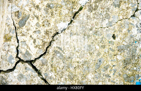 Grunge konkrete Betonmauer mit Riss im Industriebau, ideal für Ihr Design und Struktur Hintergrund Stockfoto