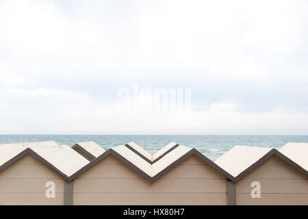 Follonica Strand und Baden Hütten vor Tyrrhenischen Meer, Italien Stockfoto