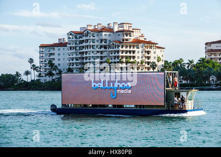 Miami Beach, Florida, South Pointe Park, Government Cut, Wasser, Werbekahn, ballyhoo Media, digitale Plakatwand, Blick auf Fisher Island, am Wasser, Luxus Stockfoto