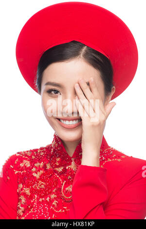 Charmante vietnamesische Braut in rot Ao Dai Tracht mit Hut. Stockfoto