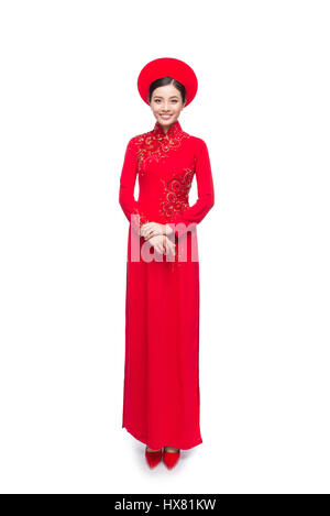 Voller Länge der vietnamesische Braut in rot Ao Dai Tracht mit Hut. Stockfoto