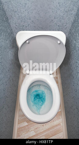 Draufsicht auf eine weiße Keramik Toilettenschüssel während des Spülvorgangs blauen Wasser. Stockfoto