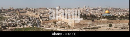 Panorama des Tempelbergs, einschließlich Al-Aqsa-Moschee und der Felsendom vom Ölberg, Jerusalem, Israel. Stockfoto