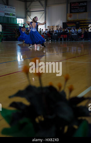 Tänzerinnen im italienischen Meisterschaft des Tanzes. Orange Blumen im Vordergrund Guglia d ' Oro Sassulo 19. März 2017 Stockfoto