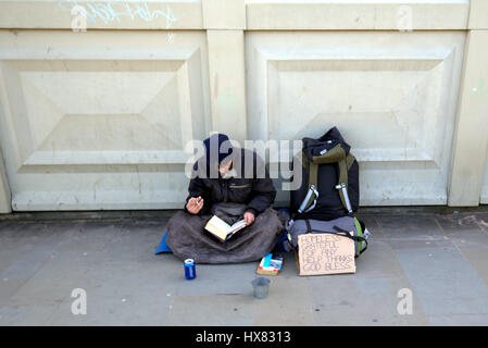 obdachlos in den uk Betteln auf der Straße Stockfoto