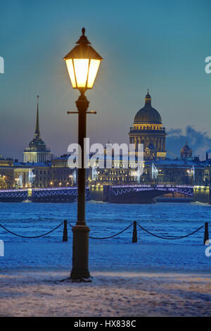 Winterabend in Sankt Petersburg, Russland-Blick auf die Schlossbrücke, Admiralität Gebäude und die Kuppel der St. Isaaks Kathedrale. Stockfoto